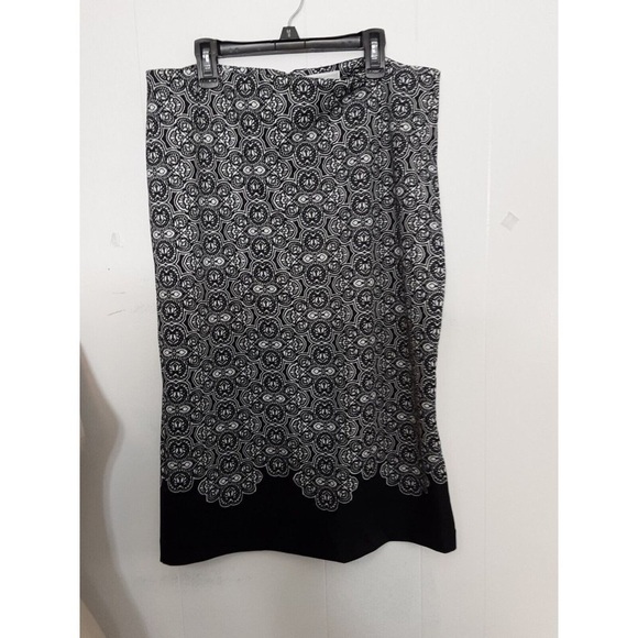New York & Co Floral Print Pencil Stretch Skirt Size 4 Black & White EUC - Picture 7 of 7